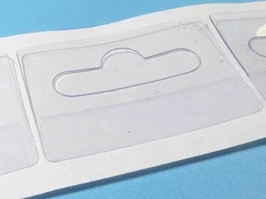 Samoprzylepna zawieszka na produkty z przezroczystej folii PCV eurozawieszka eurodziurka 34mm x 47mm - zestaw 1000 szt.